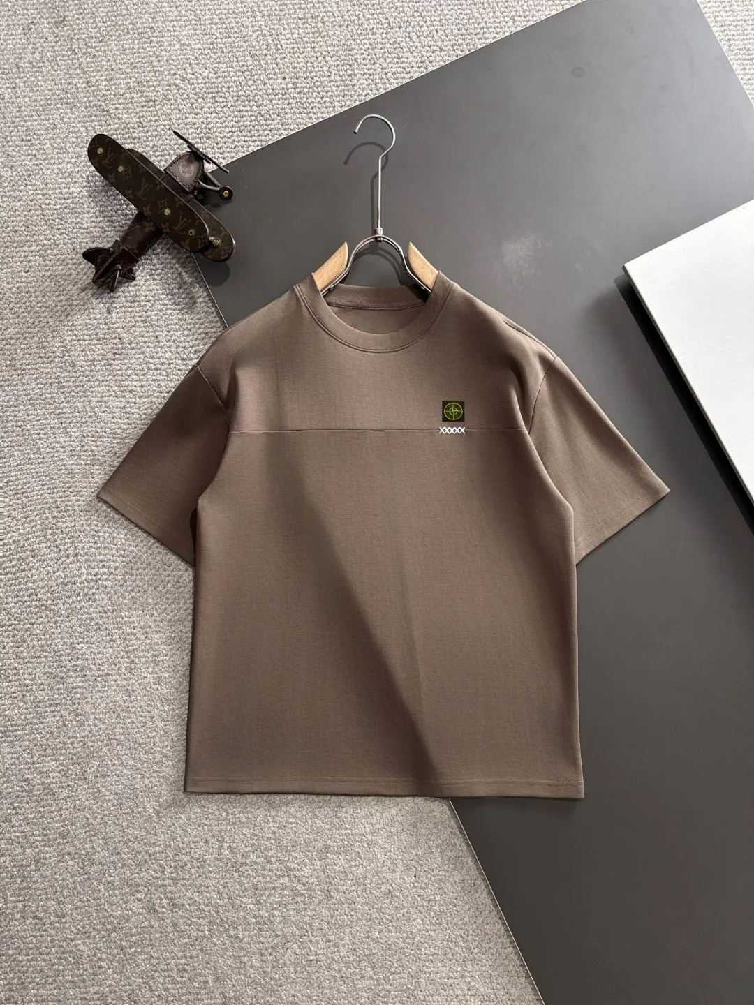 🅿️330 shipped next day. High version Stone Island/Stone Island 25ss spring and summer new high-definition T-shirt. Made with machines imported from Italy. It is truly the most luxurious and high-quality. It is a style that you can wear with your eyes closed. Combed and heavyweight fabrics. High-strength and heavy-weight fabrics feel full of weight when weighed. The upper body is also more textured than ordinary T-shirts and is not easy to deform. This texture can cope with the weather. It is sweat-absorbent and breathable, suitable for both hot and cold conditions! Perfectly produced with reference to the original stitch and stitch! The loose fit design is super noble. Custom-woven signature ribbed collar, cuffs, and hem. Really rare and rare goods Size: M-XXXL